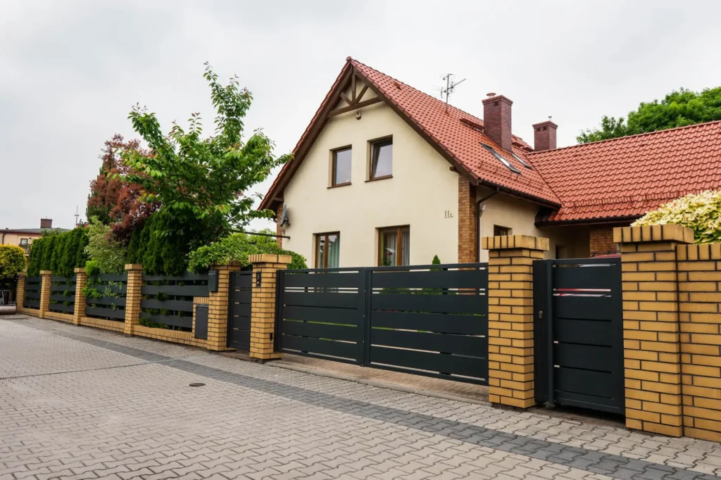 Ogrodzenie Solid na słupkach z klinkieru - Realizacja w Katowicach, woj. śląskie - zdjęcie 1