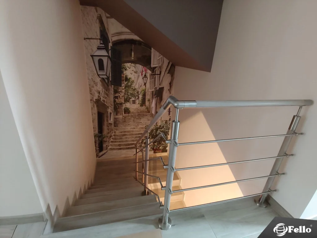Wewnętrzna balustrada aluminiowa przy schodach w domu