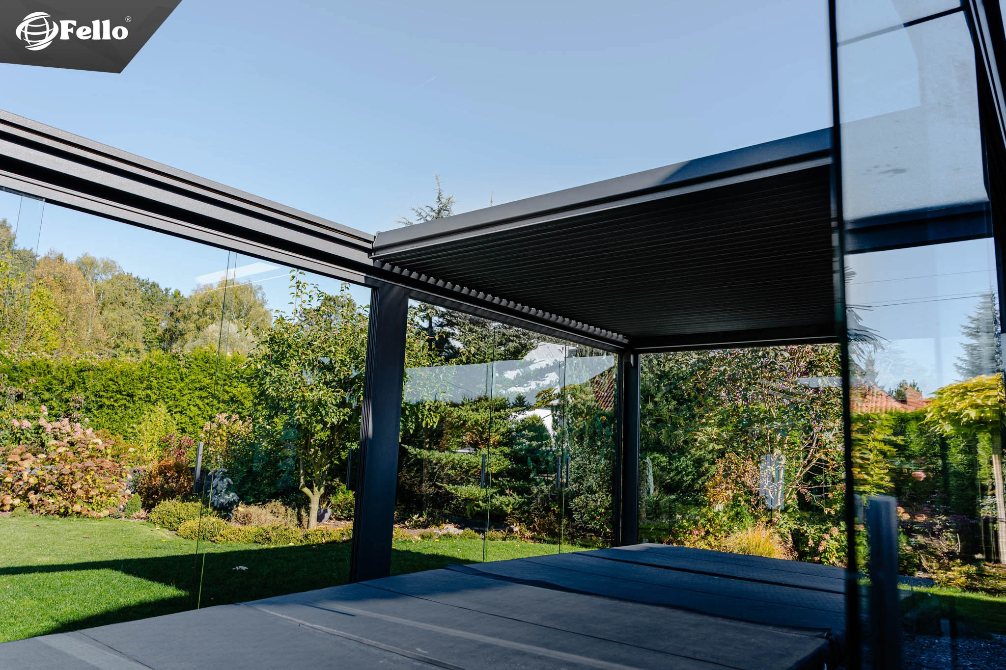 Pergola bioklimatyczna Fello z dachem lamelowym i szklanymi osłonami bocznymi