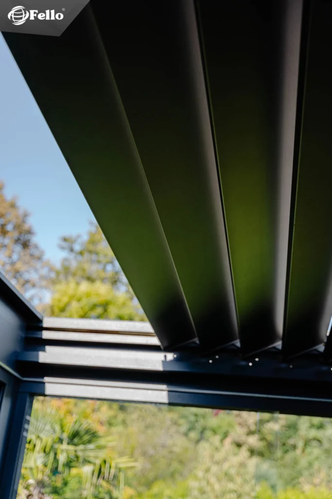 Dach pergoli bioklimatycznej z zamkniętymi lamelami aluminiowymi - realizacja Fello
