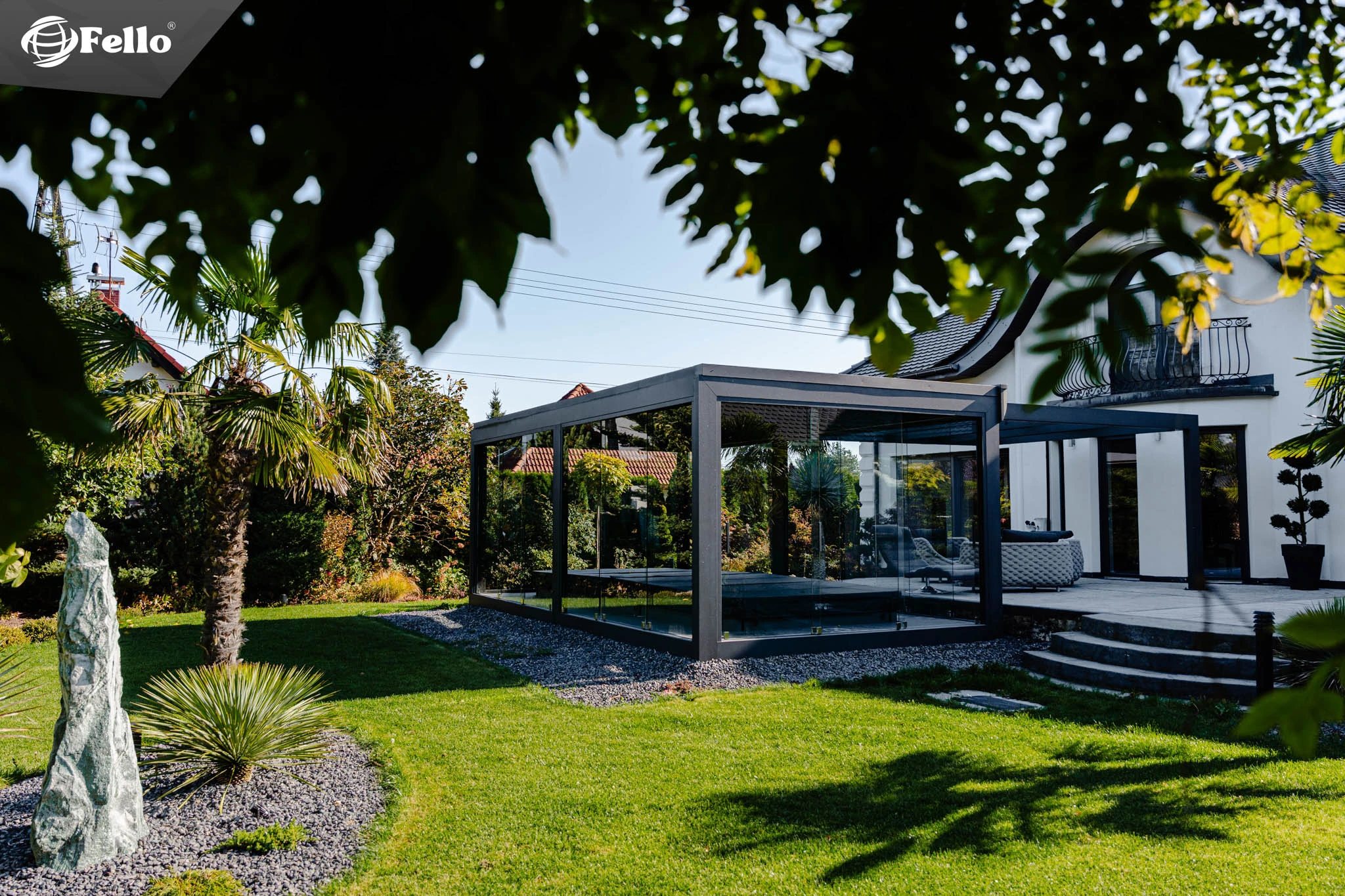 Pergola bioklimatyczna przy nowoczesnym domu jednorodzinnym