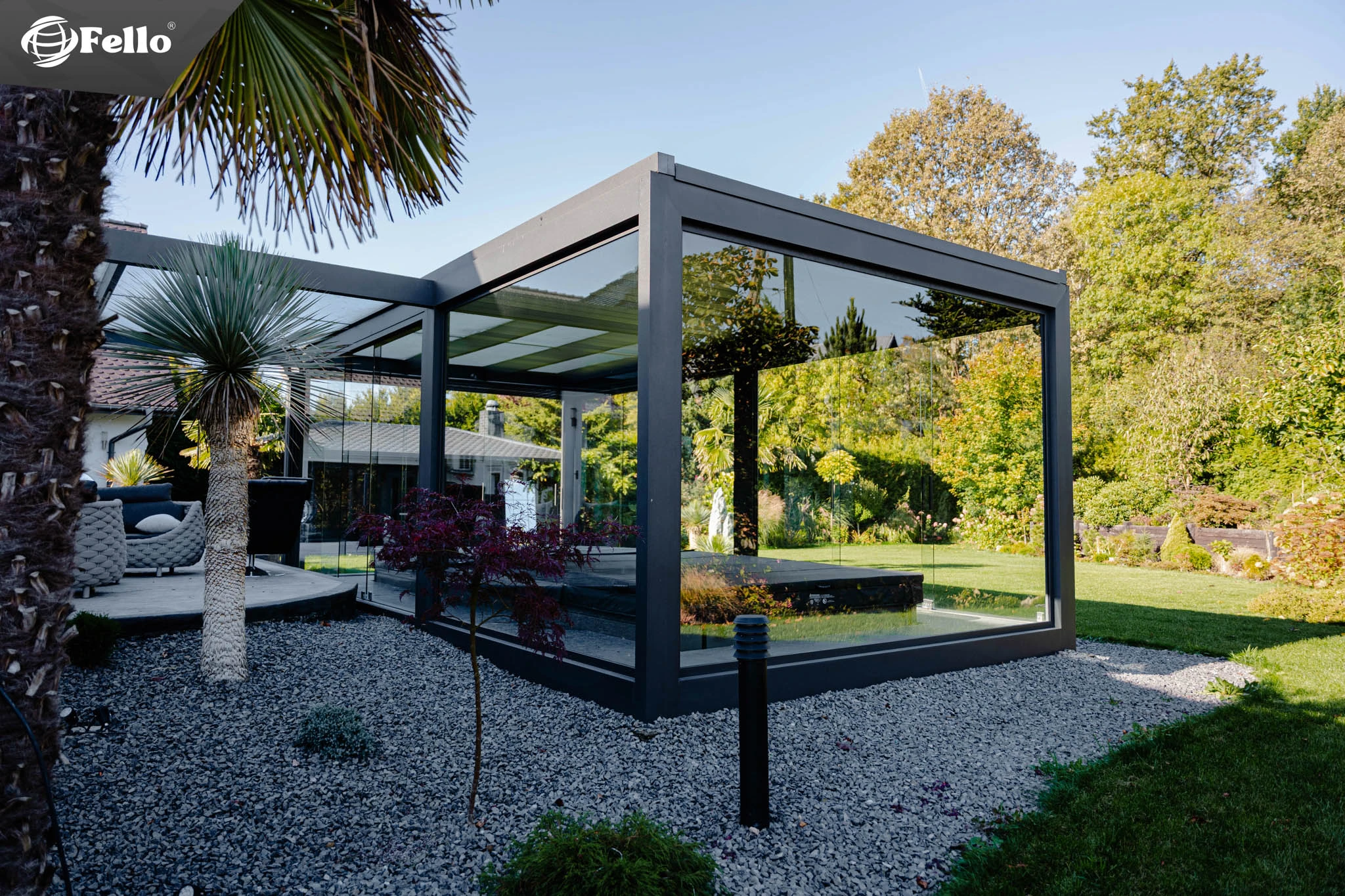 Wolnostojąca pergola bioklimatyczna w ogrodzie - realizacja Fello