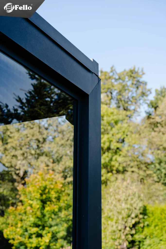 Narożnik aluminiowej konstrukcji pergoli bioklimatycznej