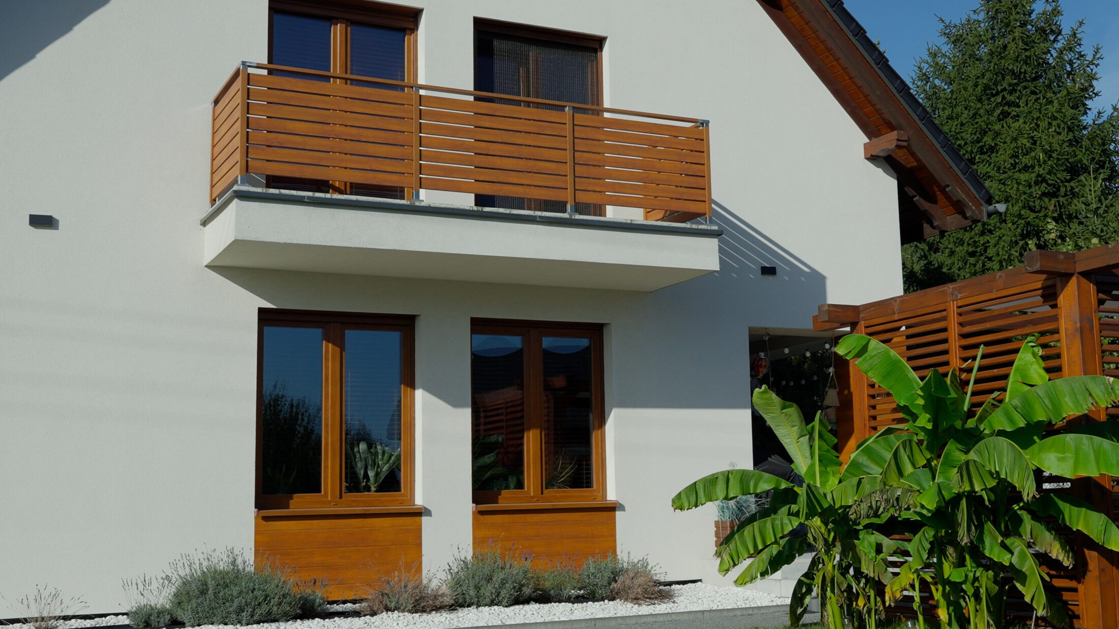 Balustrada aluminiowa Fello przy tarasie - realizacja