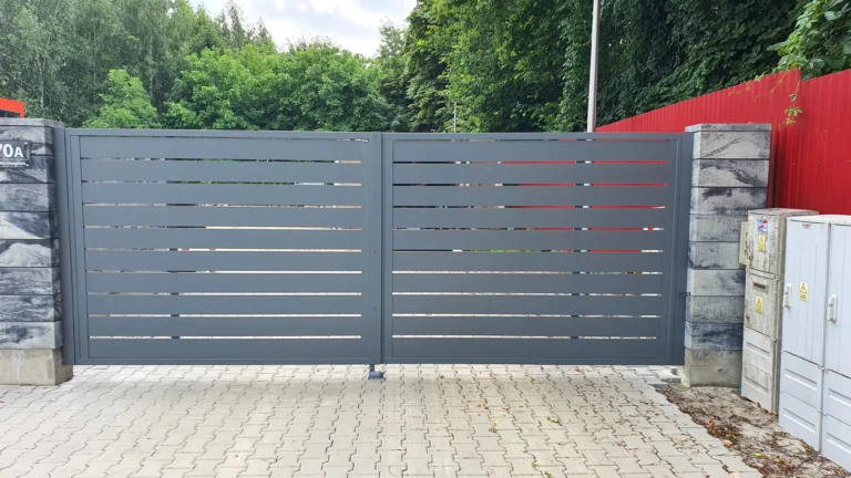Aluminiowa brama wjazdowa dwuskrzydłowa - realizacja Fello